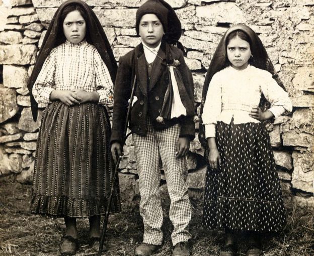 Lucía, Francisco and Jacinta Marto (de izda a dcha), dijeron haber visto a la Virgen María en mayo de 1917.