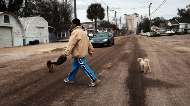 Hombre cruza una calle en Biloxi, Misisipi.