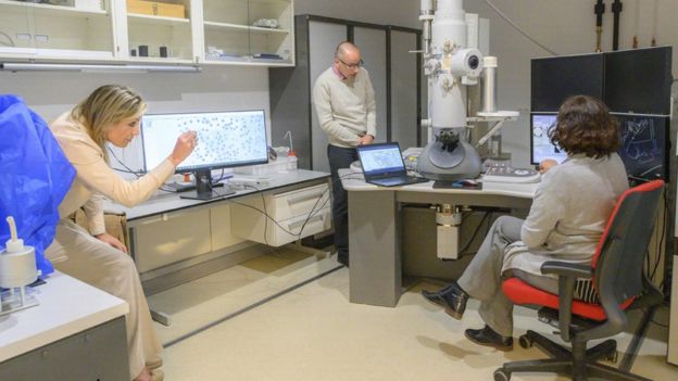 Laboratorio de análisis del coronavirus en el Centro Médico de la Universidad de Leiden