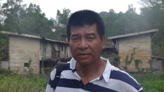 Nhà báo Đinh Quang Anh Thái trong lần về thăm trại tị nạn Galang năm 2007