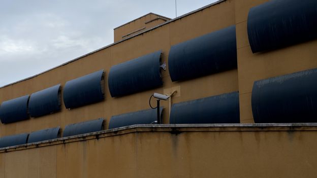 Ventanas cubiertas en el centro de internamiento de extranjeros en Aluche, Madrid