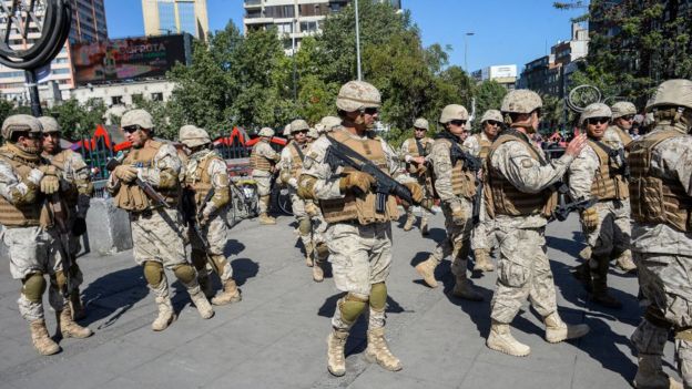 Militares en Santiago controlan el acceso a una de las estaciones de metro.