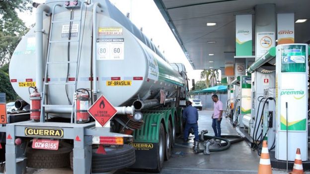 Caminhão-pipa abastece posto em Brasília
