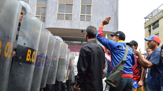 Manifestantes en San Cristóbal reclaman a un contingente de la Guardia Nacional Bolivariana.