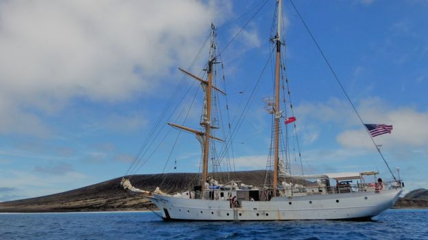 Navio SSV Robert C. Seamans na costa da nova ilha no Pacífico