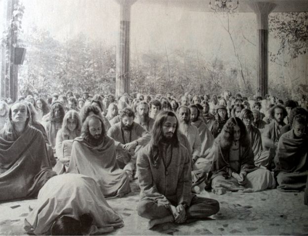 Una sesión de meditación en el ashram de Pune