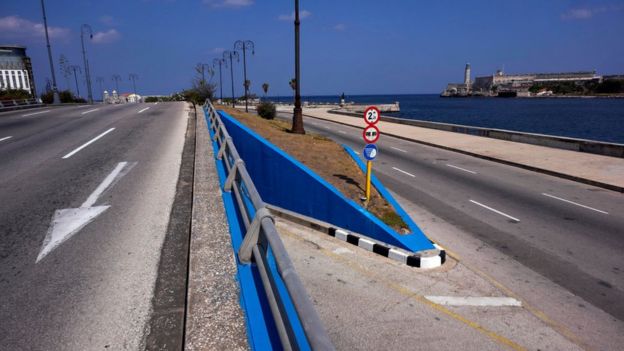 Autopista vacía de La Habana