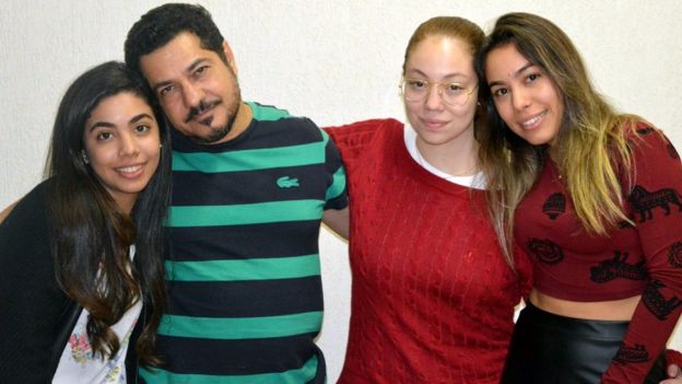 Gilberto e suas filhas VitÃ³ria Mayumi, Raquel Tiemi e Giulia Akemi