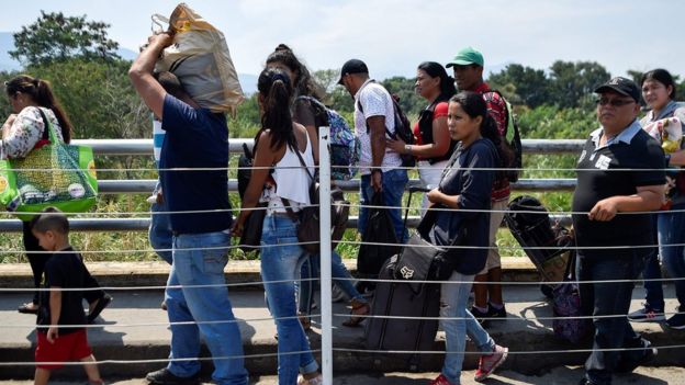 Venezolanos cruzando la frontera entre Venezuela y Colombia