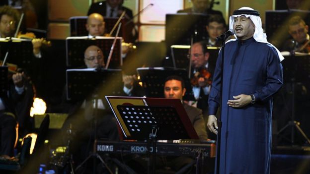 Saudi singer Mohammed Abdu performs at a concert in Riyadh, Saudi Arabia (9 March 2017)