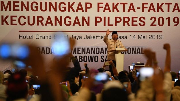 Calon Presiden nomor urut 02 Prabowo Subianto memberikan sambutan dalam acara Mengungkap Fakta-Fakta Kecurangan Pilpres 2019 di Jakarta, Selasa (14/05/2019)