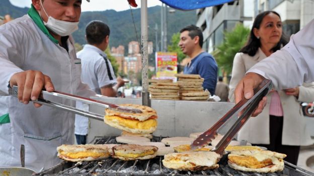 Puesto callejero de arepas