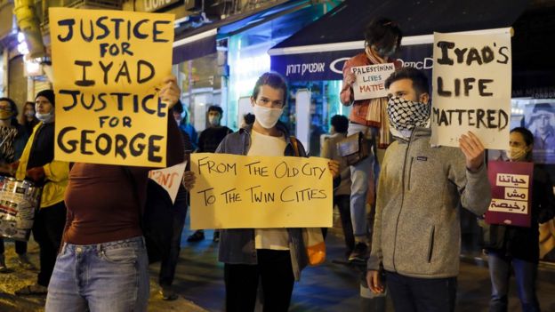 İsrailli protestocular ellerinde 'Iyad İçin Adalet', 'Filistinlilerin Yaşamı Önemlidir' yazılı pankartlar taşıdı.