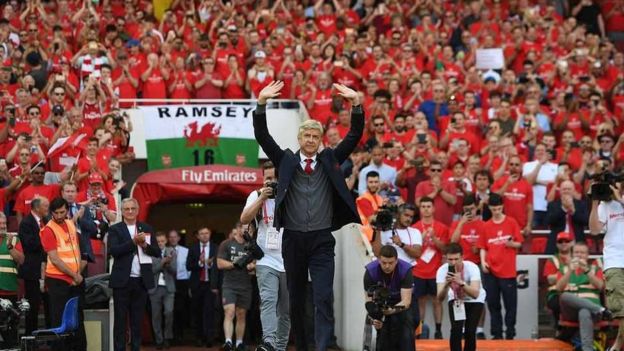 Arsene Wenger akiwaaga mashabiki wa Arsenal katika uwanja wa Emirates