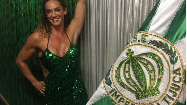 Samantha Mortner poses with the Imperio da Tijuca flag