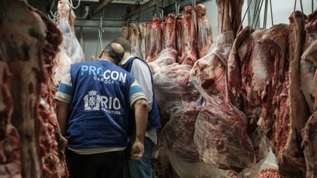 Funcionarios de protección al consumidor inspeccionan una carnicería en Río de Janeiro.