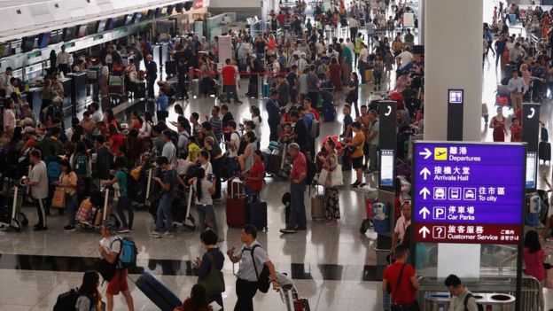 香港国际机场一号客运大楼离港大堂内大批旅客排队等候值机(13/8/2019)