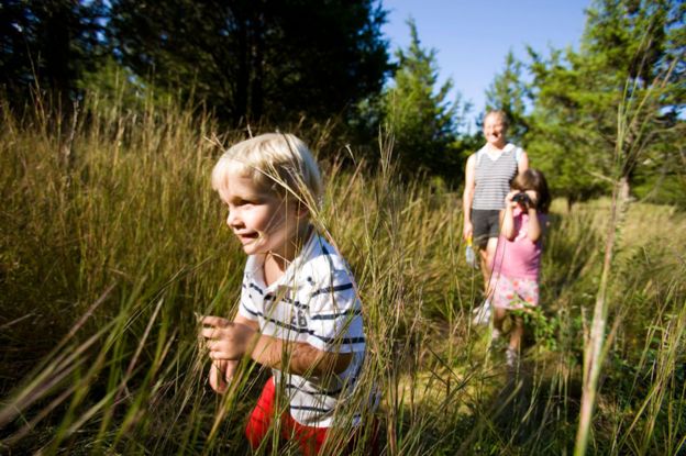 Una madre y sus niños caminan cerca de Lyme, Connecticut
