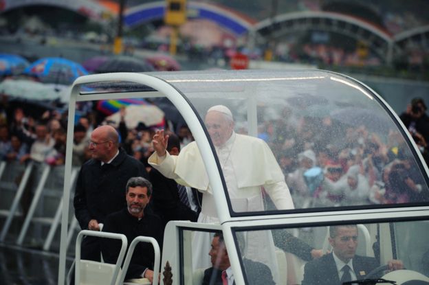Papa Francisco desfilando no papamóvel e se despedindo dos fiéis na cidade brasileira de Aparecida, em 2013