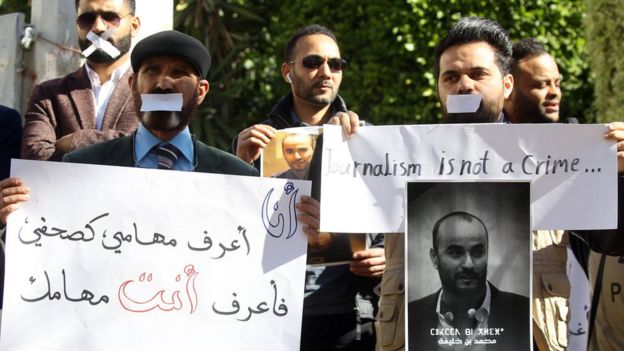 وقفة احتجاجية ضد مقتل صحفي أثناء تغطية الاشتباكات في يناير/كانون الثاني الماضي