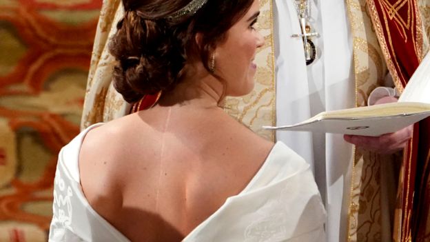 Imagen de la espalda de la princesa Eugenia con su vestido de bodas.