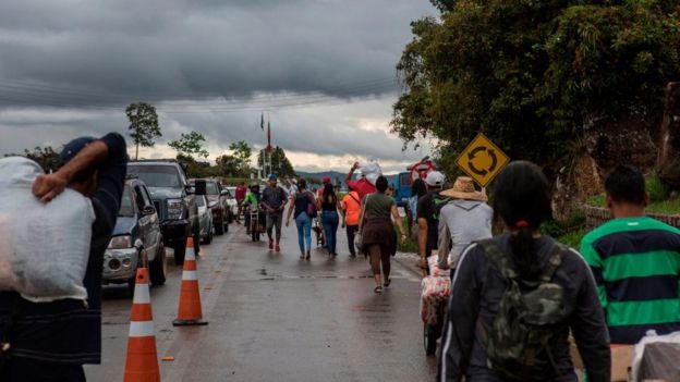 Venezolanos cruzan la frontera desde Colombia
