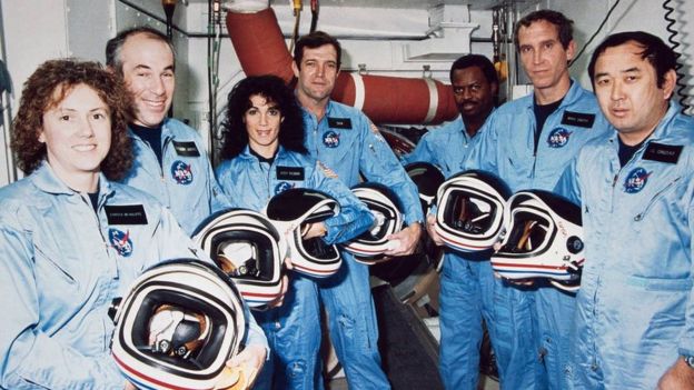 A tripulação do Challenger: Christa McAuliffe, Gregory Jarvis, Judith A. Resnik, Francis Scobee, Ronald McNair, Mike Smith e Ellison Onizuka