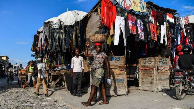 mujer vende en un mercado en Haití