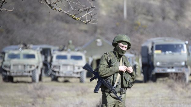 Soldados sin identificar en las cercanÃ­as de SimferÃ³pol, Crimea, en 2014.