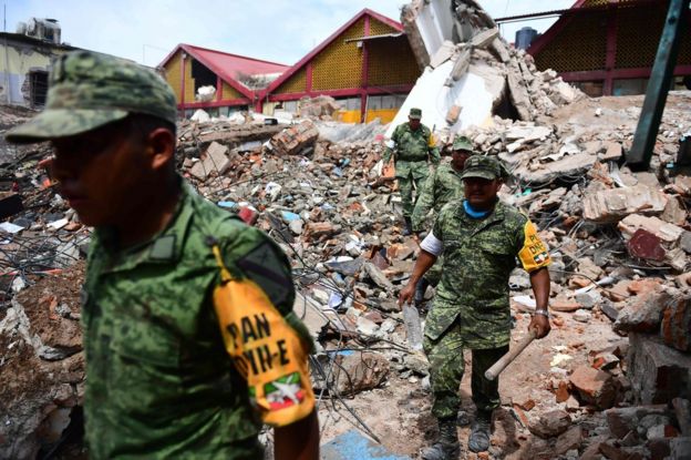 Militares sobre los escombros de un edificio en Juchitán, Oaxaca, México, tras el terremoto de magnitud 8,2.