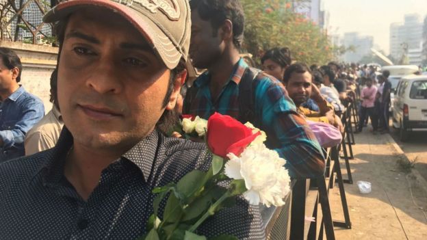 கையில் மலருடன் ஸ்ரீதேவியின் உடலுக்கு அஞ்சலி செலுத்த ஏராளமான ரசிகர்கள் கூடியுள்ளனர்.