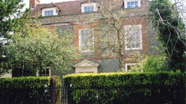 Agatha Christie death commemorated at Oxfordshire graveside - BBC News