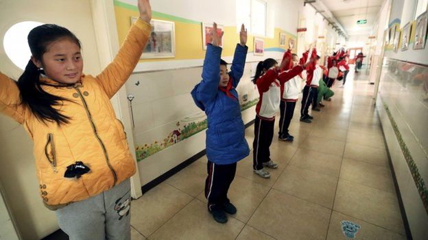 Beijing pupils exercise indoors because of the smog