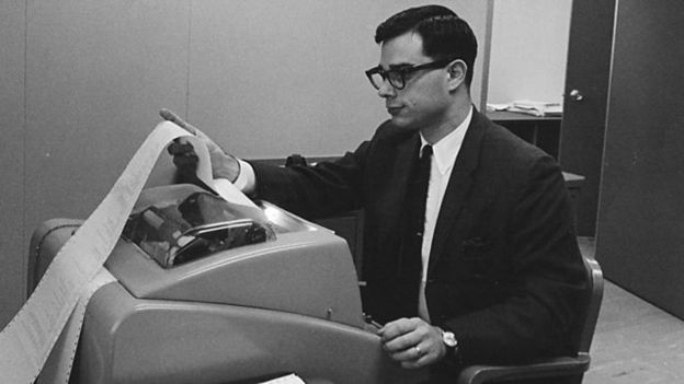 Allan Scherr trabajando con una computadora del MIT en 1963.