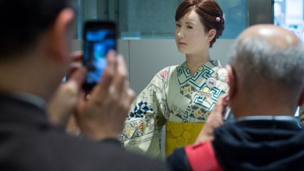 Pessoas fotografam robô humanoide Aiko Chihira na recepção da loja de departamentos Mitsukoshi, em Toquio