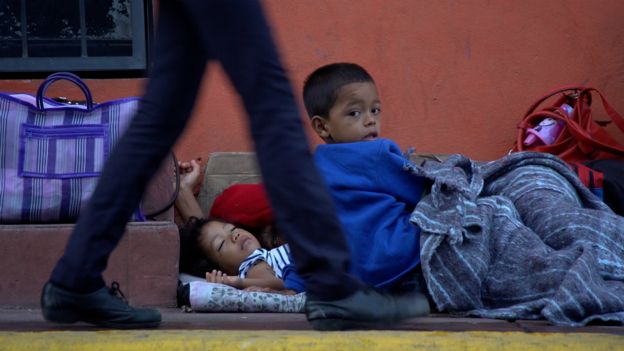 Muchos adultos y niños duermen a la intemperie en Tapachula a la espera de sus documentos.