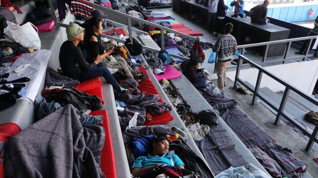 Migrantes en el estadio de México.