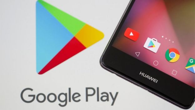 Logo de Google Play y teléfono Huawei.