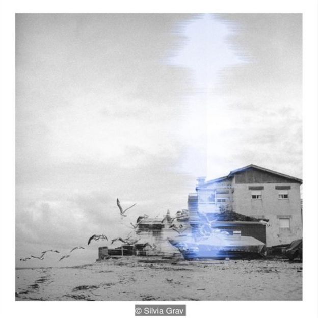 Foto en blanco y negro de una casa en la playa. Foto: Silvia Grav.