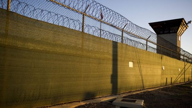Muros de la prisión de Guantánamo