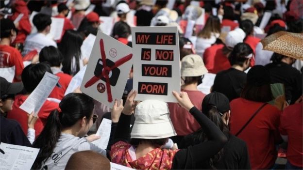 Mujeres protestando contra el uso de cámaras escondidas para la pornografía, en Seúl, en julio de 2018.