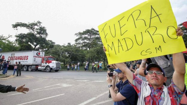 Opositor con un cartel