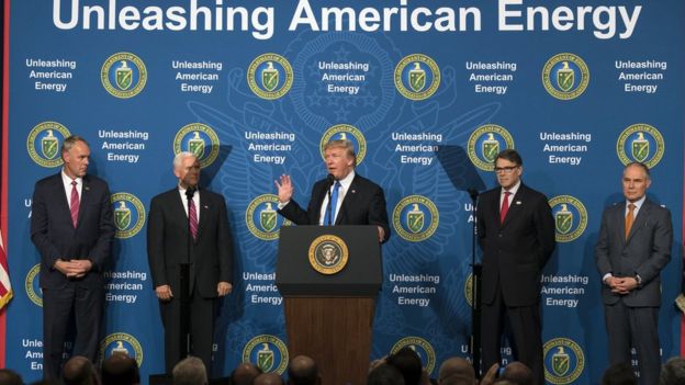 El presidente Trump, rodeado de sus más cercanos asesores en política ambiental, incluyendo Rick Perry y Scott Pruitt (a la izquierda del presidende).