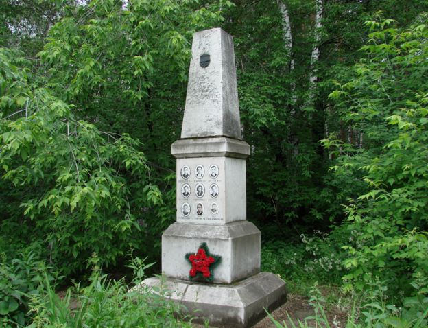 O túmulo dos mortos no passo Diátlov, em um cemitério em Yekaterinburg.