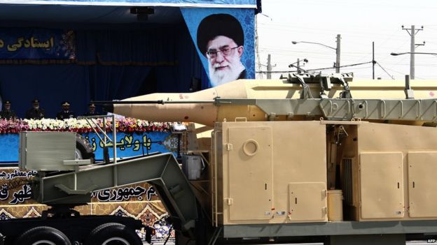 Un camión militar lleva un misil Qadr de medio alcance en el pasado, retratos del líder supremo de Irán, el ayatolá Ali Khamenei, en un desfile en Teherán (22 de septiembre de 2014)