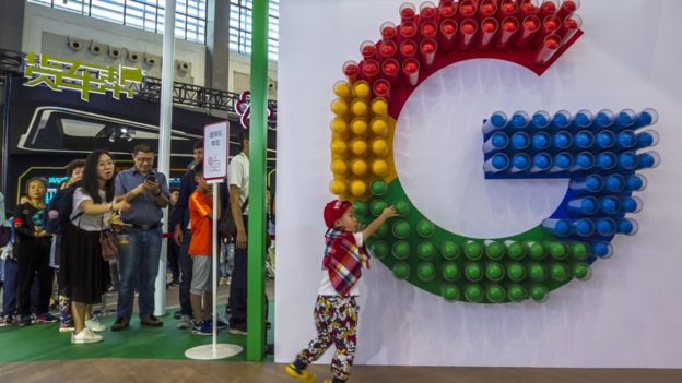 Niño juega con un logo de Google en China