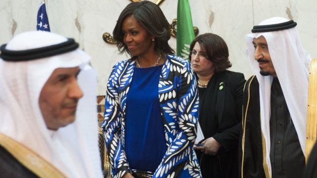 Saudi new King Salman (R), and US First Lady Michelle Obama (C) hold a receiving line for delegation members at the Erga Palace in the capital Riyadh on January 27, 2015. Michelle Obama wears a blue dress and long jacket.