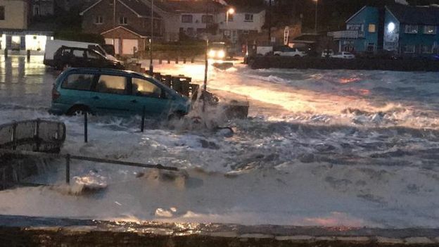 Las autoridades advirtieron de los peligros de desplazarse con los automóviles por zonas inundadas.