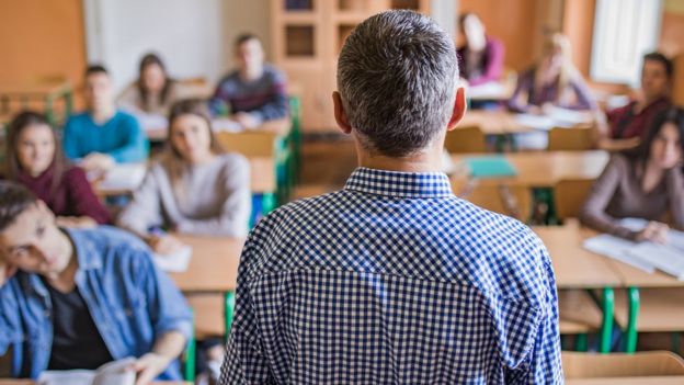 En Alemania, el periodo de entrenamiento práctico de los futuros maestros en salones de clase se extiende hasta dos años.