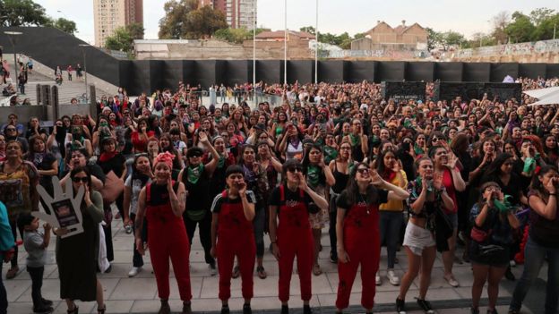Santiago'da protestocu kadınlar